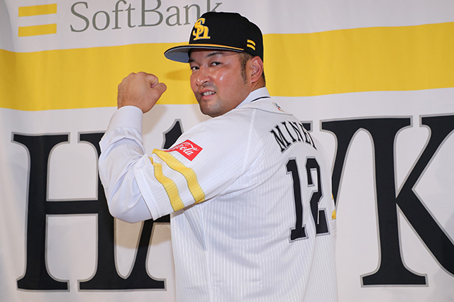 嶺井選手が入団会見「地元に帰ってきたという気持ち」 | 福岡