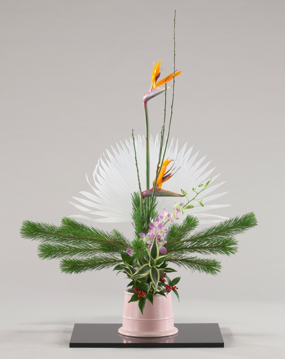 10月12日に、令和4年御題花「窓」を発表しました。 - いけばな嵯峨御