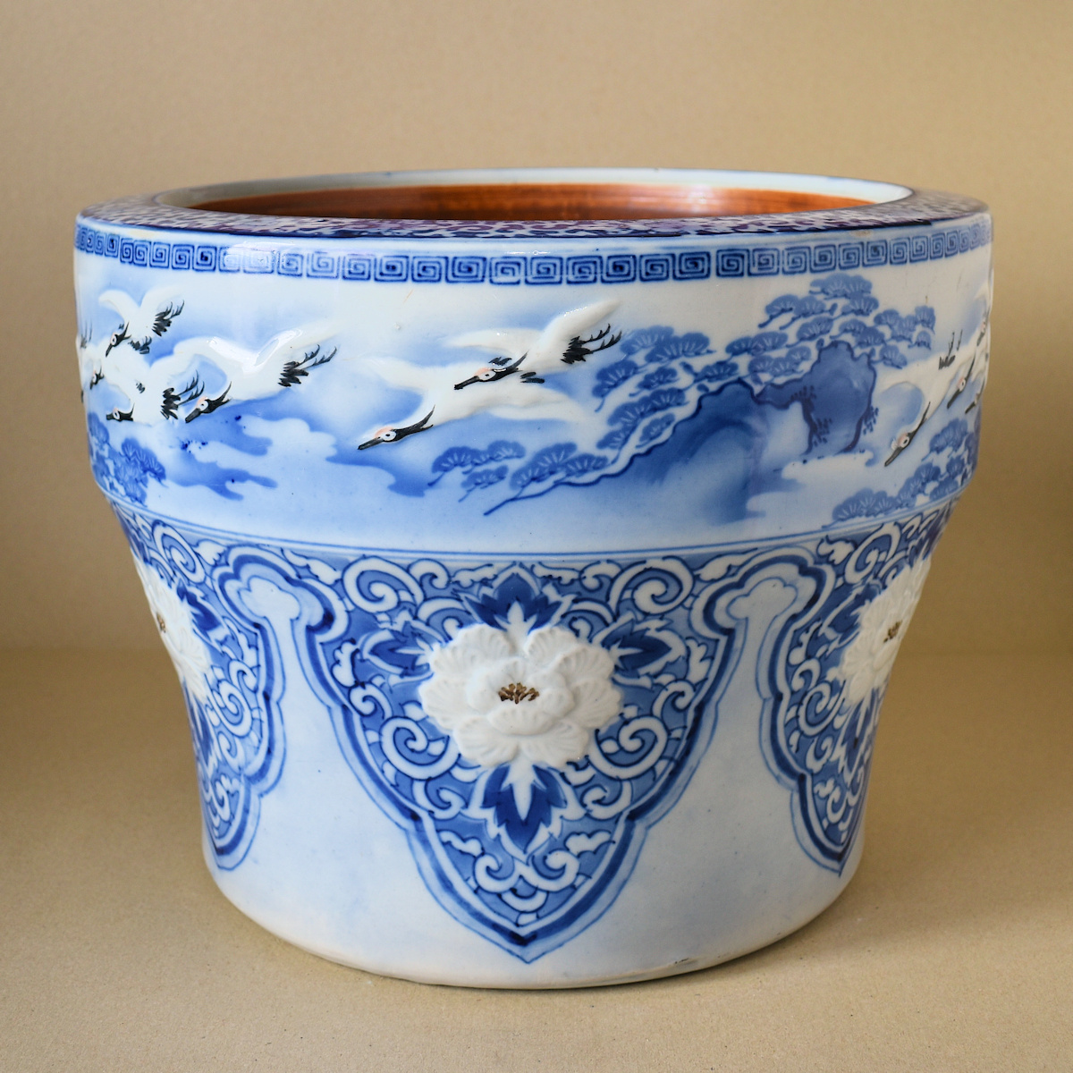 火鉢と炭道具の販売 骨董 斎明堂 / 浮き出し群鶴文様臼型火鉢