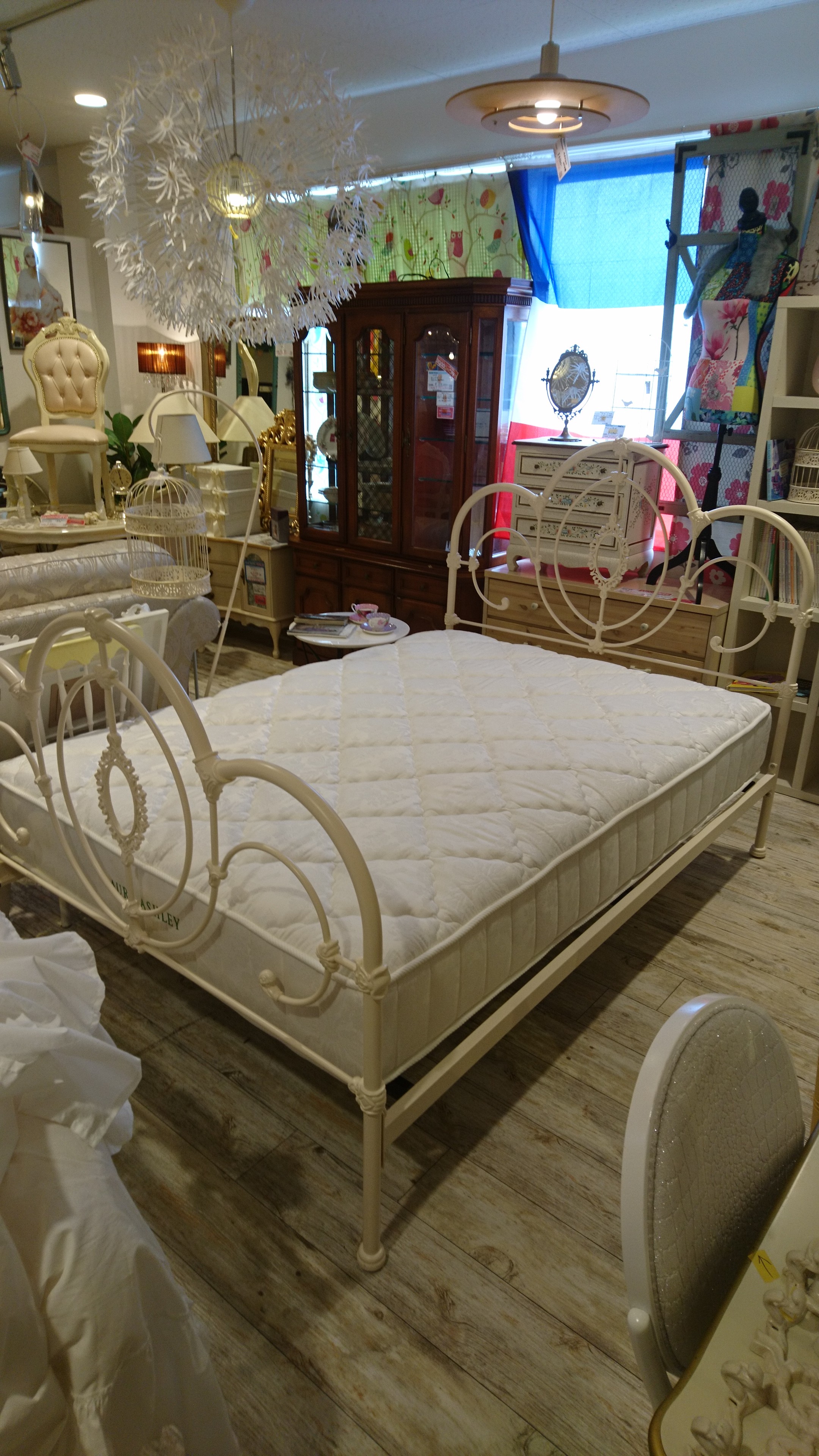 ローラアシュレイ Laura Ashley ダブルサイズベッド 入荷しました