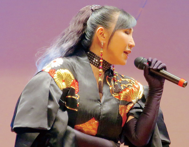 残酷な天使のテーゼ・高橋洋子さん、世界中でライブ 1万8千人が大合唱