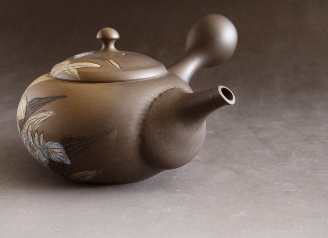 常滑焼 伊藤昭陽作茶窯変あやめ彫急須 煎茶道具 紫砂急須 あやめ紋様