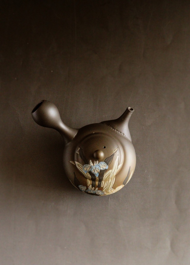 常滑焼 伊藤昭陽作茶窯変あやめ彫急須 煎茶道具 紫砂急須 あやめ紋様