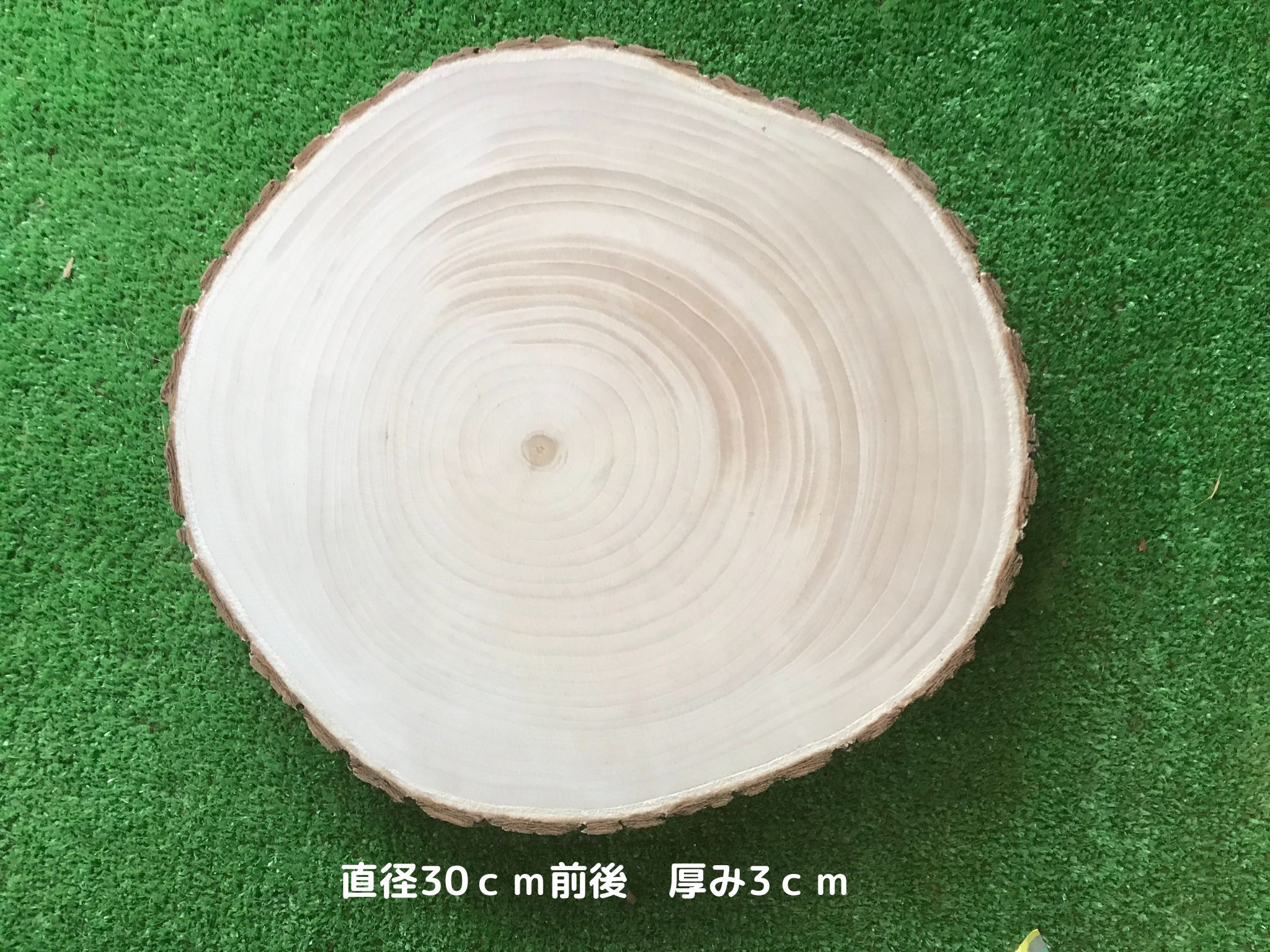 丸太や輪切りで製作したディスプレイ用の店舗什器