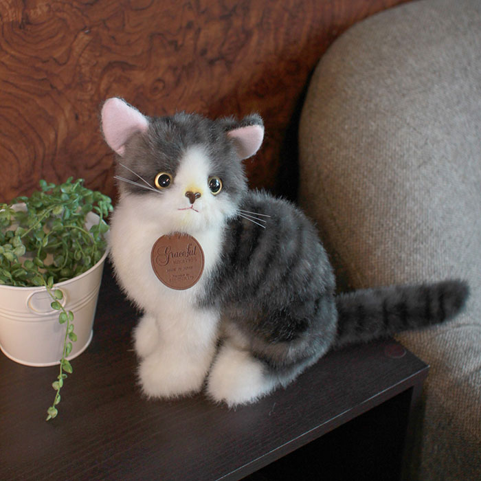 ハチワレ 座り｜三英貿易株式会社