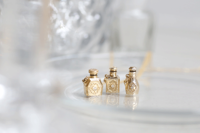 いつでも、どこでも、自分らしい香りをまとって。【 香水瓶ネックレス