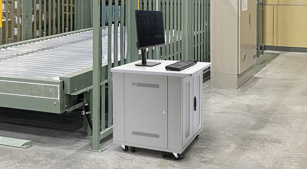 機器を収納し作業スペースを確保できる19インチマウント付きデスクを