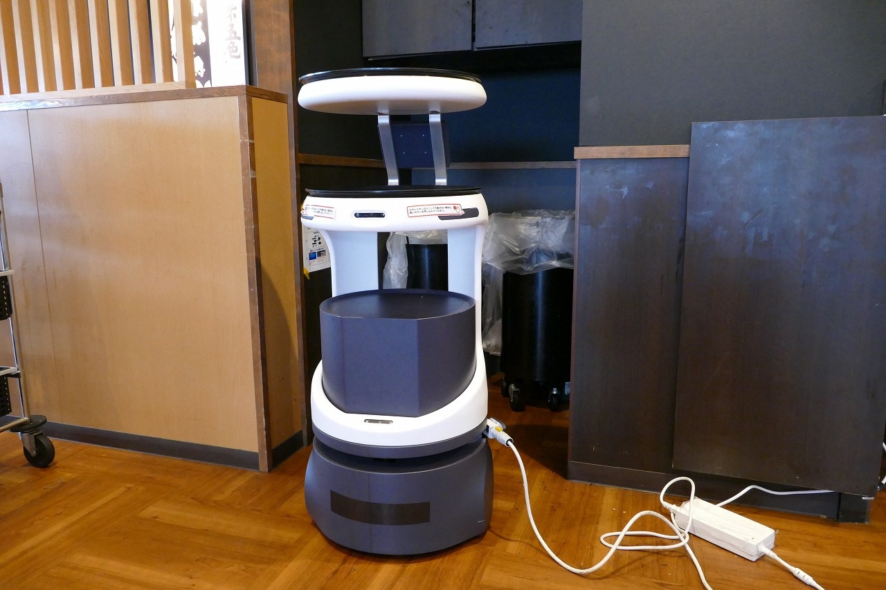 焼肉店で感嘆…初めて見た、「使い倒されている」サービスロボットの姿