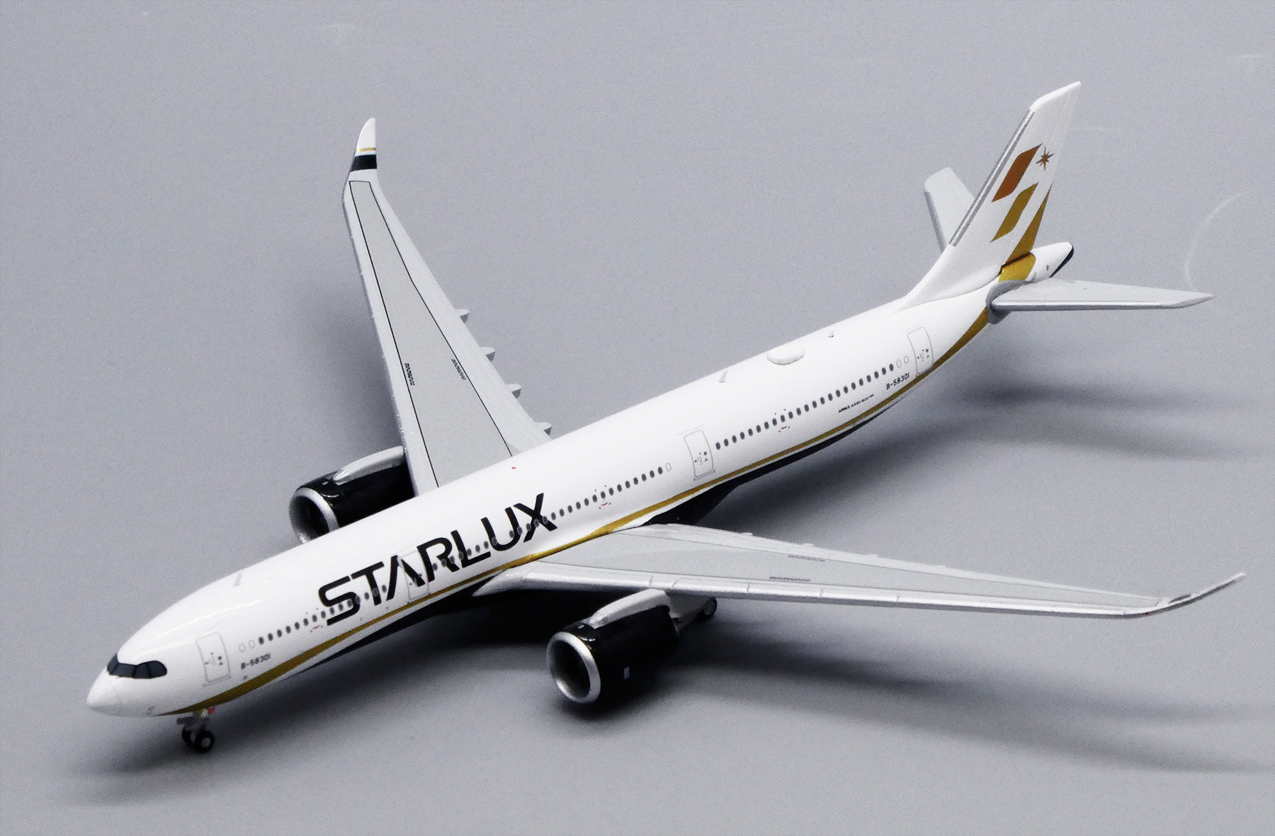 ScaleModelStore.com :: JC Wings 1:400 - EW4339001 - Starlux