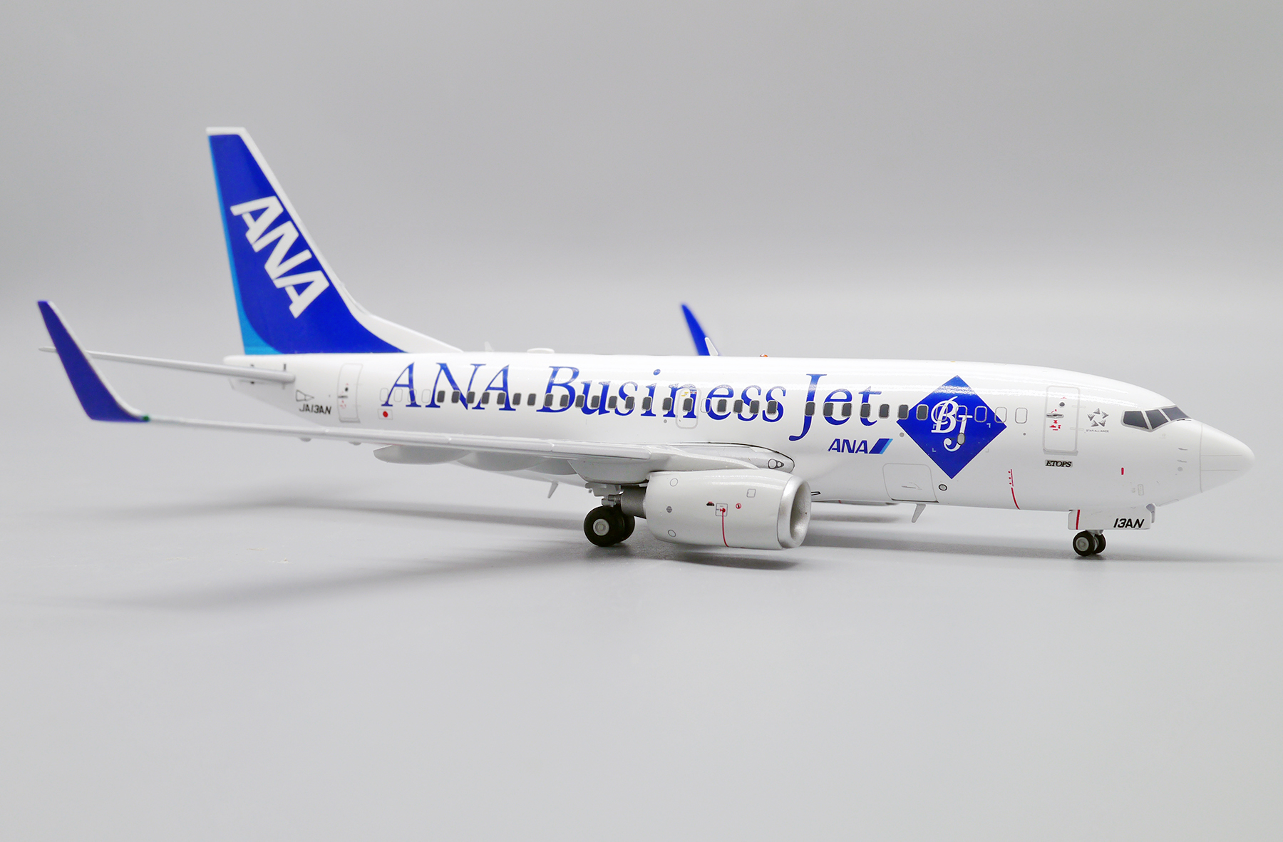 ScaleModelStore.com :: JC Wings 1:200 - EW2737004 - ANA - All