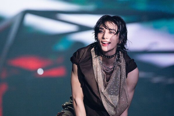 Stray Kidsのヒョンジンが「ヴェルサーチェ」のカスタマイズ衣装で