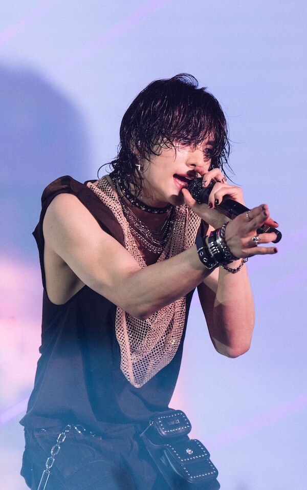 Stray Kidsのヒョンジンが「ヴェルサーチェ」のカスタマイズ衣装で