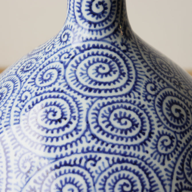 染付蛸唐草紋様 大徳利 【OLD IMARI LARGE BOTTLE】[p0323] – 青梵