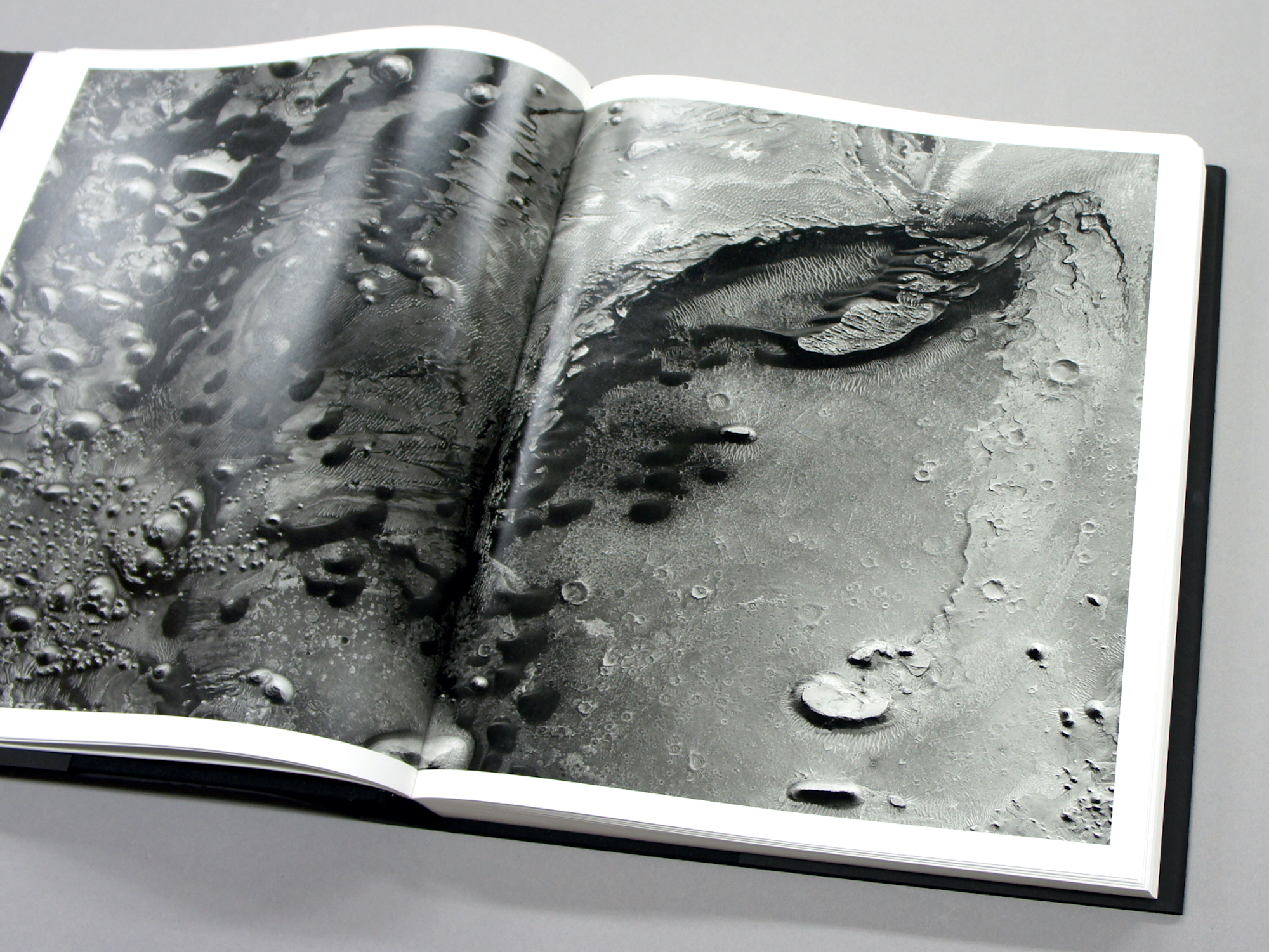 MARS 火星 ―未知なる地表 惑星探査機MROが明かす、生命の起源｜青幻舎