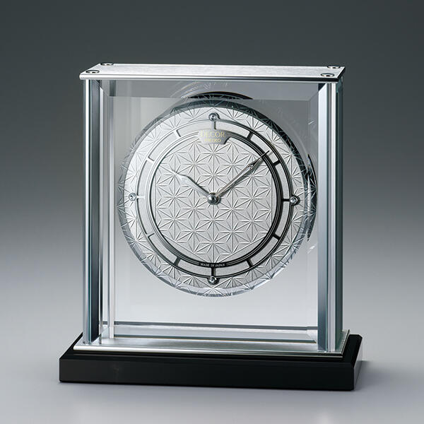 デコールセイコーより文字板に麻の葉文様を江戸切子であしらった置時計