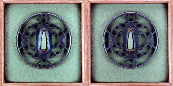 鍔 無銘 伝金山 紋様透鍔(TU-010951)｜刀・日本刀の販売なら日本刀専門