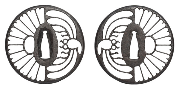 鍔 無銘 京透 菊花勝虫透鍔 (TU-060525)｜刀・日本刀の販売なら日本刀