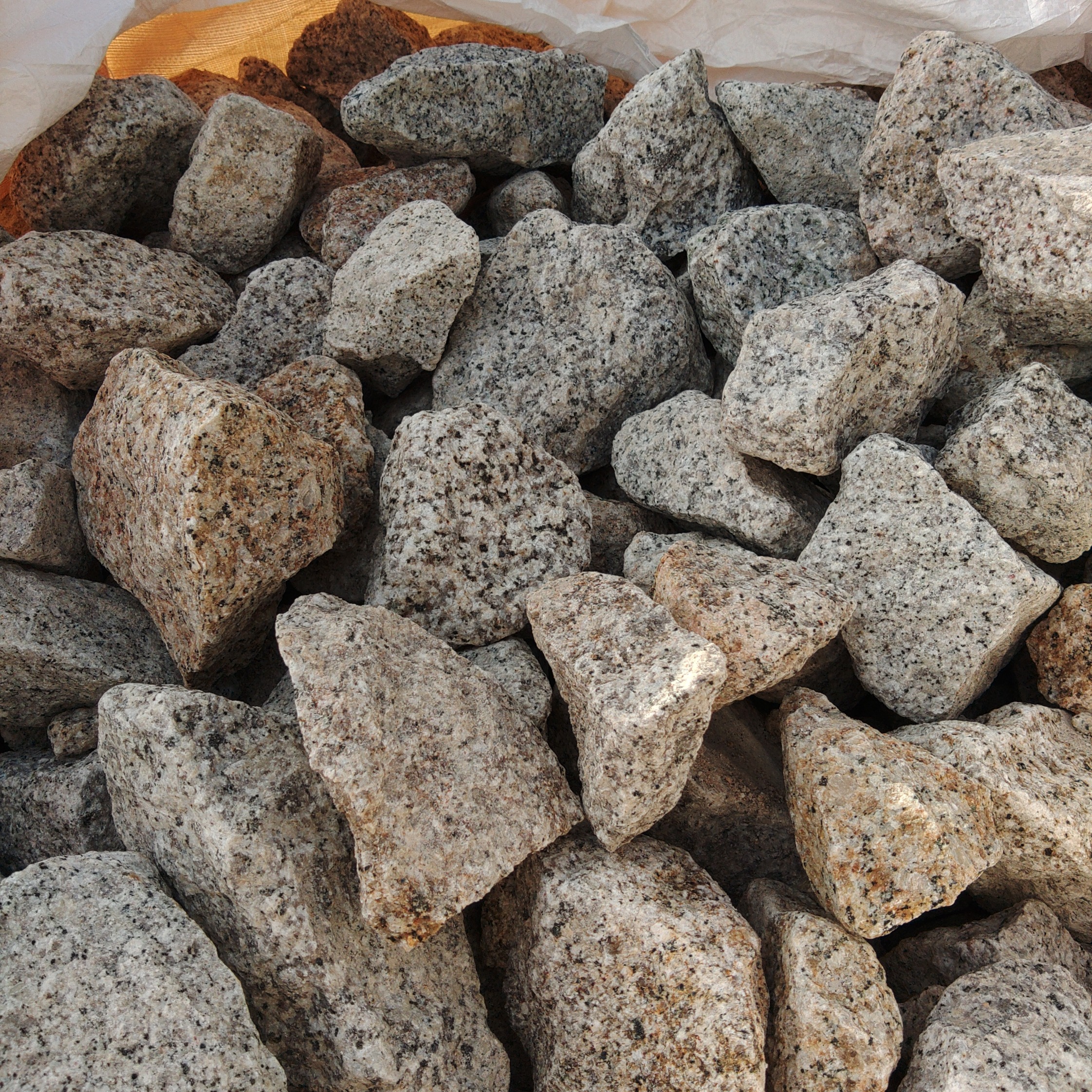 菰野石 割グリ石 | 株式会社 石州（三重県四日市市） | 墓石、庭石