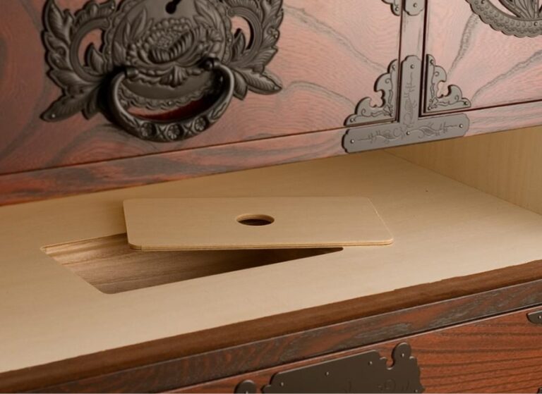 伝統の匠の技 からくり箪笥 | 仙台箪笥専門店 欅（けやき）産業株式会社