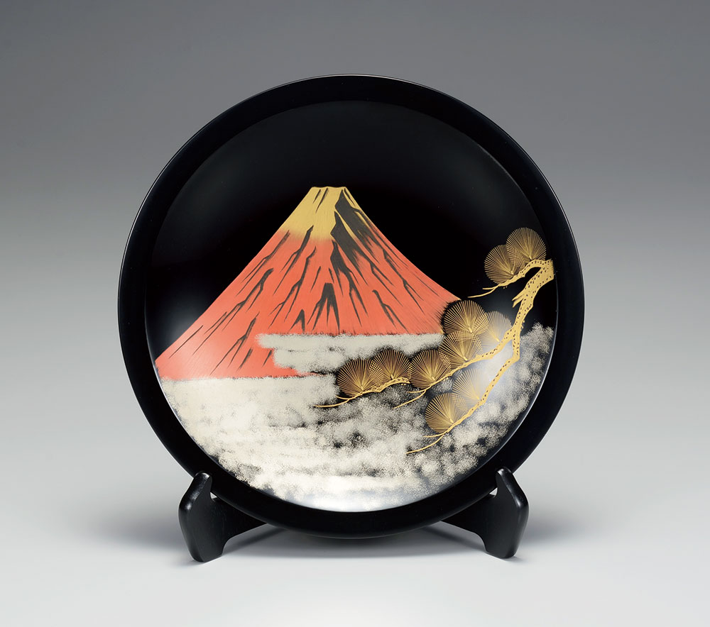 飾り皿調度品-【沈金】松に赤富士沈金 飾り皿［1枚］ | 越前漆器粂治郎