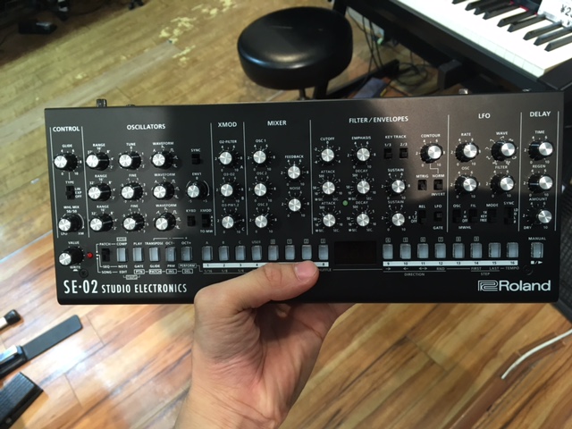 Roland × Studio Electronics 共同開発！話題のアナログシンセ『SE-02