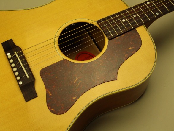 アコースティックギター】Gibson よりビンテージ色を強めた“J-50 VOS