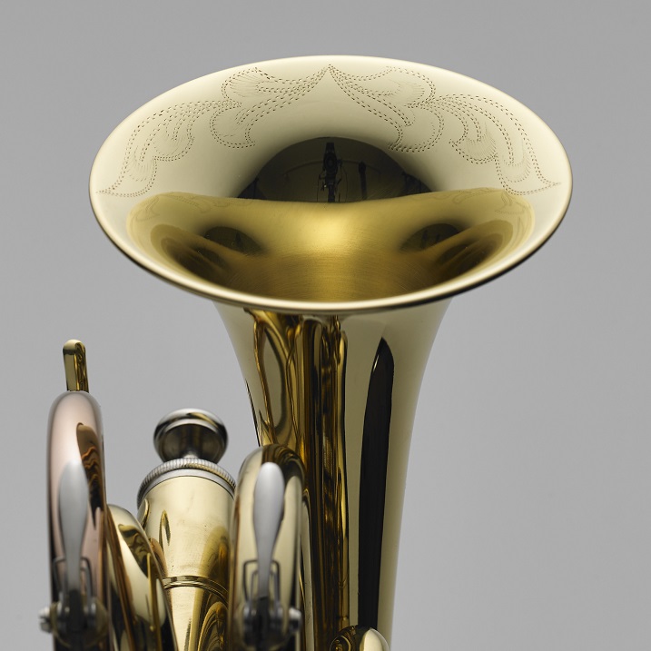 手彫り彫刻が美しい、2種類のトランペット。 2015年12月5日(土) 新発売