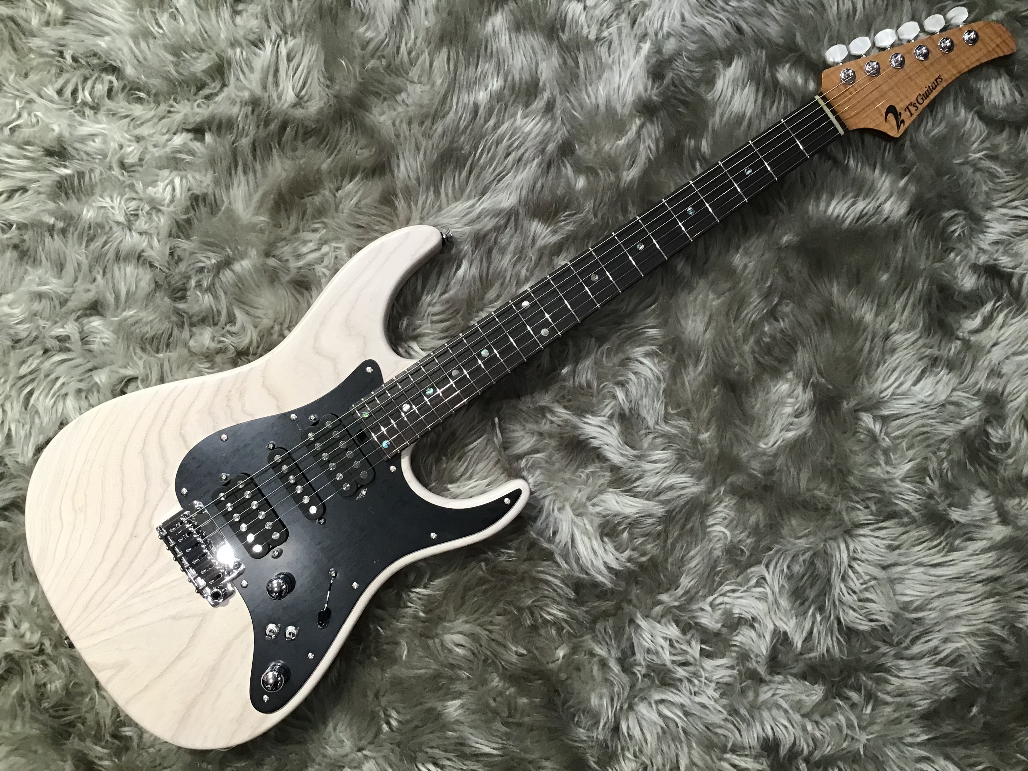 高品質の国産ブランド】”T's Guitars”が富士見店にやってきた！｜島村