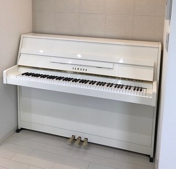 ピアノ御納品15】ヤマハMC108H －階段手上げー白艶アップライトピアノ