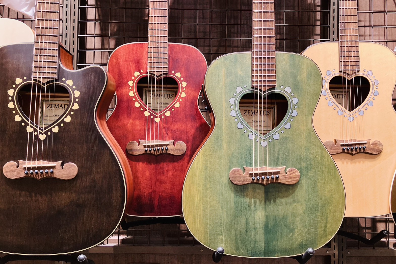 大量入荷！】ハート型のサウンドホールが可愛すぎる！“ZEMAITIS