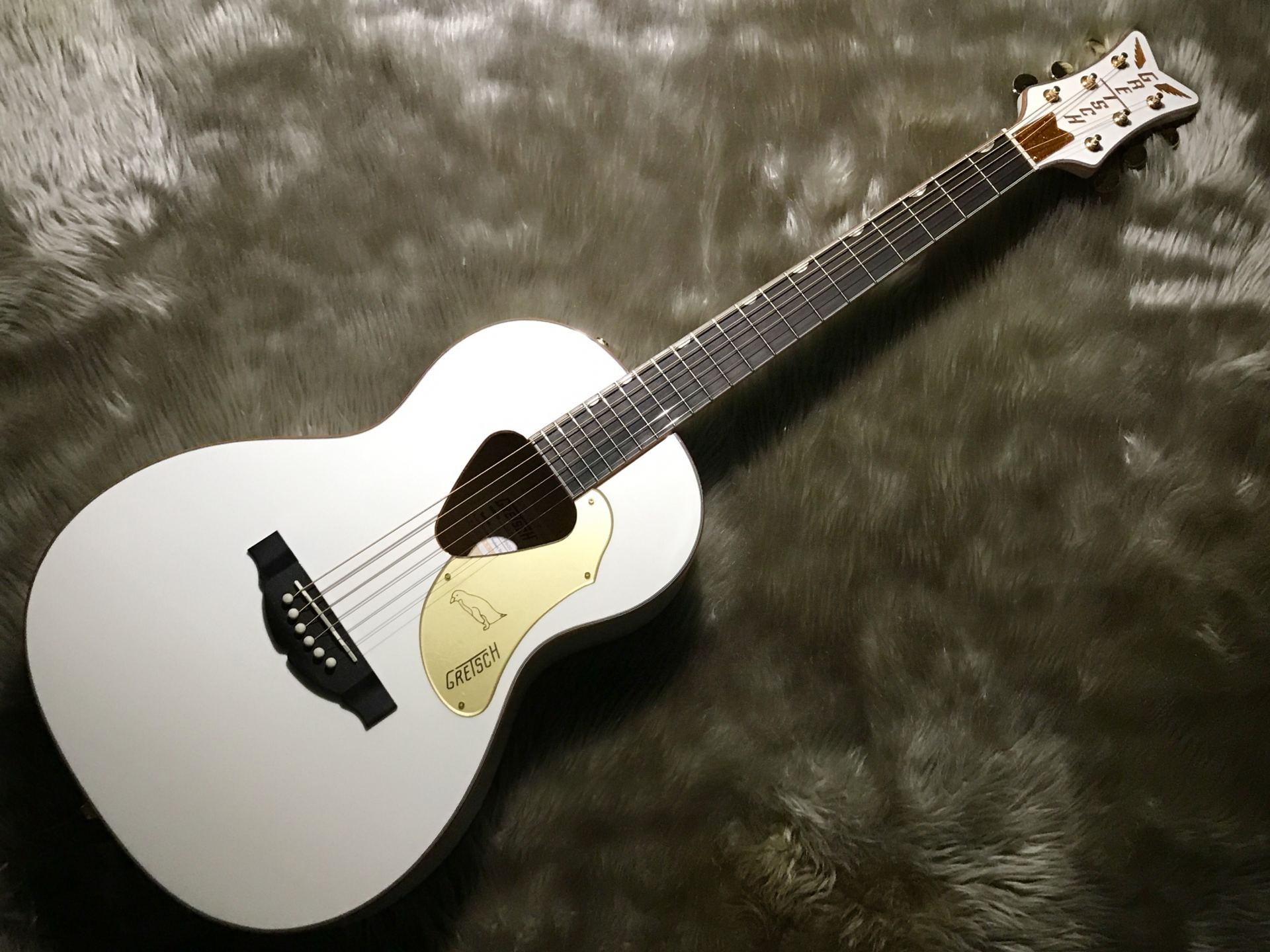 アコギ新入荷情報！】”ホワイト”クリスマスにインスタ映えするギターを