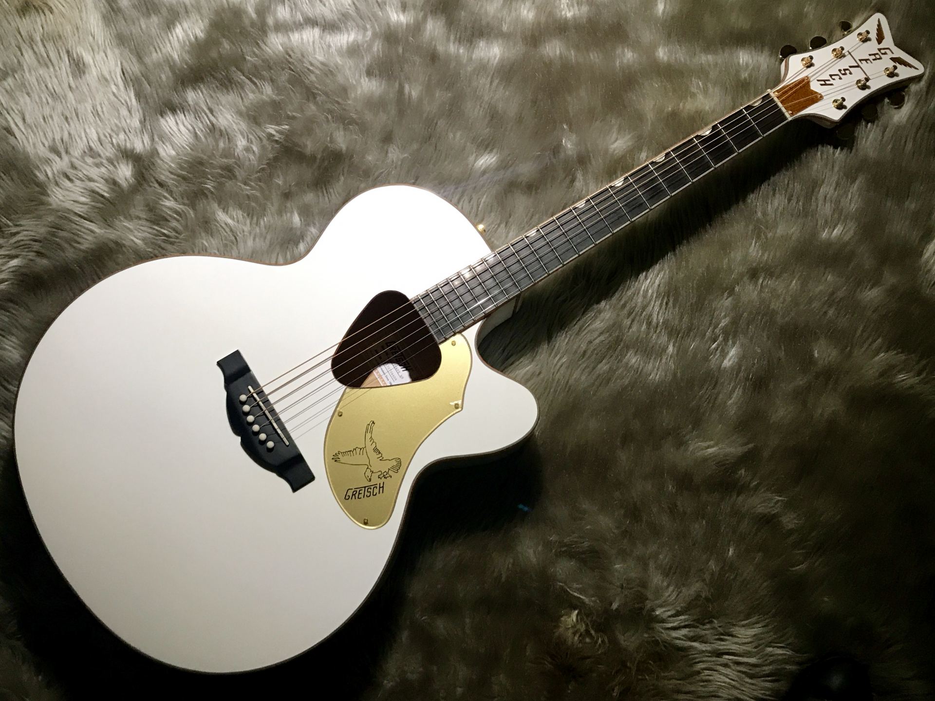 アコギ新入荷情報！】”ホワイト”クリスマスにインスタ映えするギターを