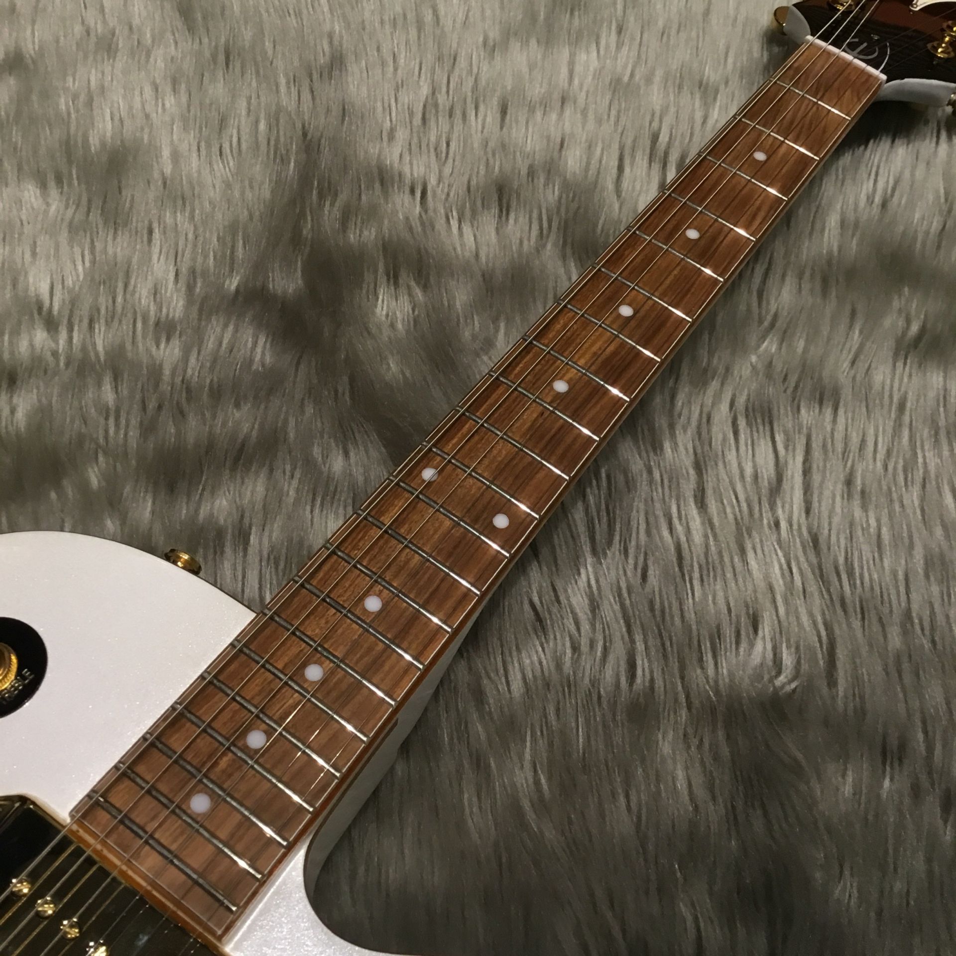 新入荷情報】中古Epiphone WILDKAT ゴージャスなRoyale Pearl Whiteが