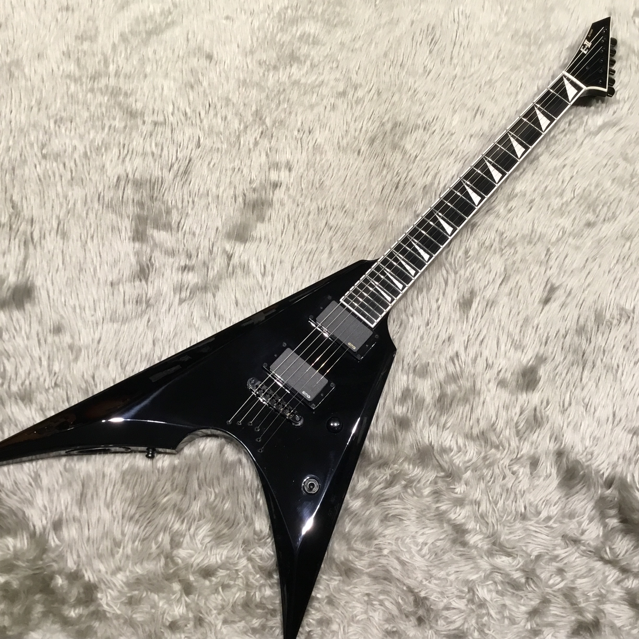 新入荷情報】E-IIのノントレモロタイプのVシェイプ「ARROW-NT」入荷