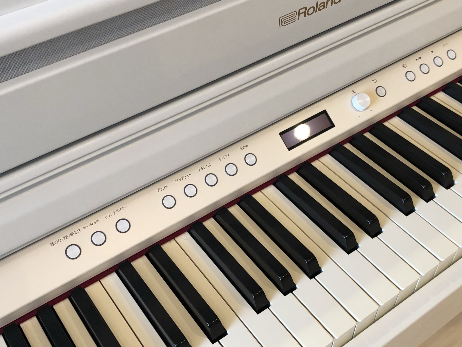 電子ピアノ新商品入荷】Roland / HP704 鍵盤に木材と樹脂を採用した