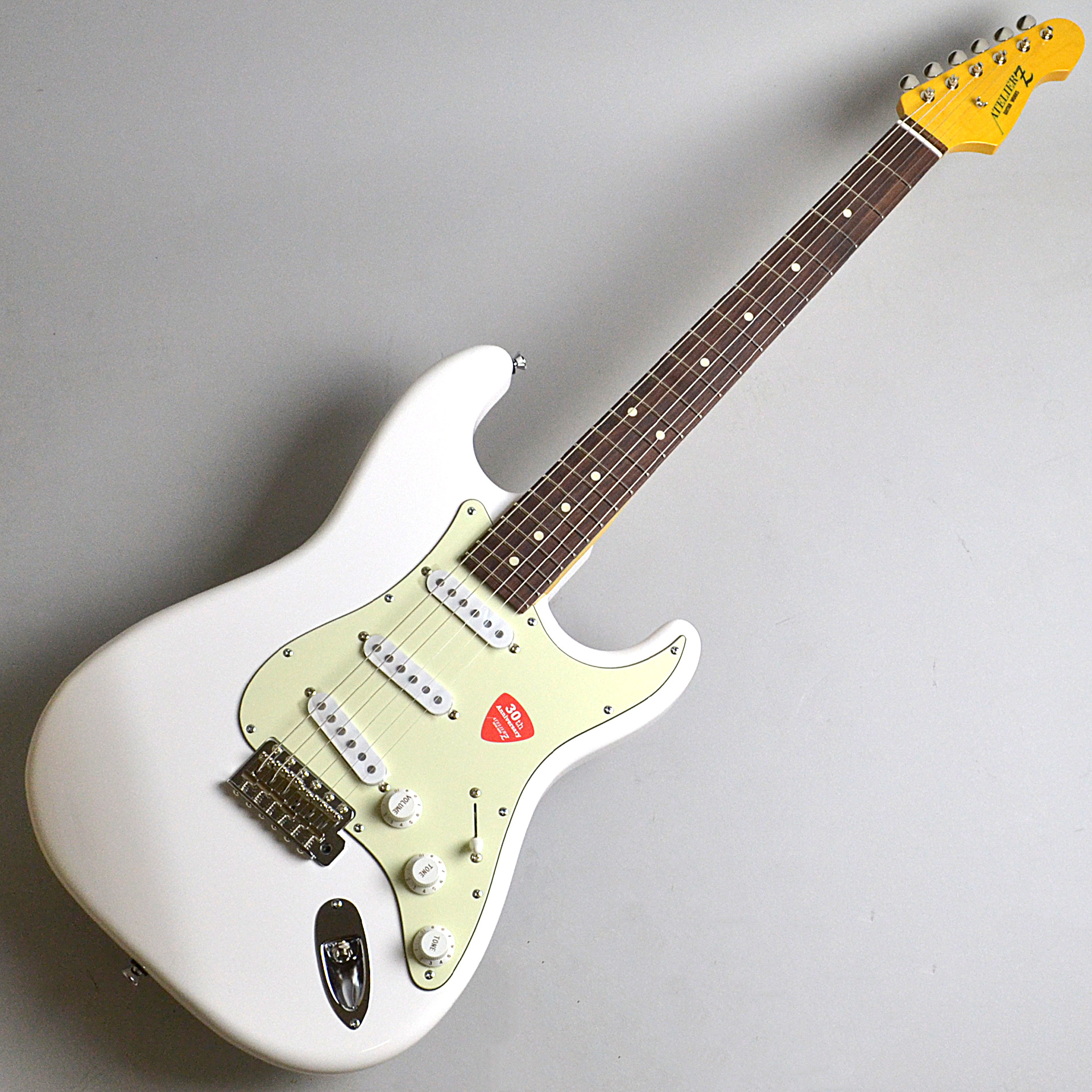 UNISON SQUARE GARDENの斎藤宏介氏が使用するAtelier Z L.E.S.をベース