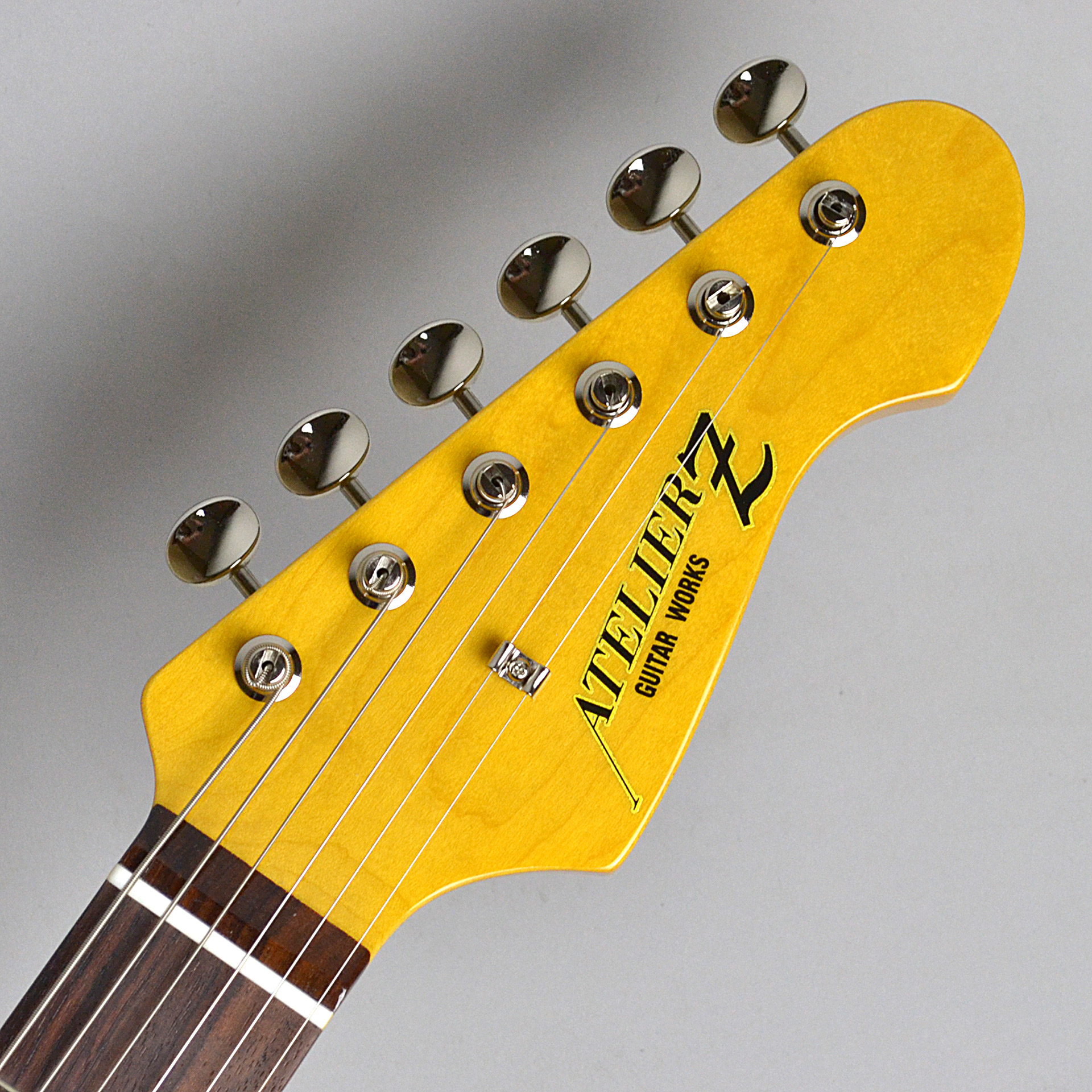 UNISON SQUARE GARDENの斎藤宏介氏が使用するAtelier Z L.E.S.をベース