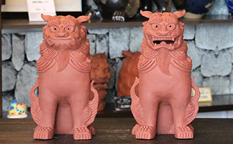 魔除け獅子」立正面シーサー（赤） 作 新垣信一