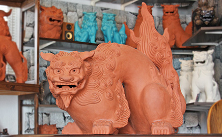 しまんちゅ工房が取り扱うシーサーを大きい順に並べてみました。