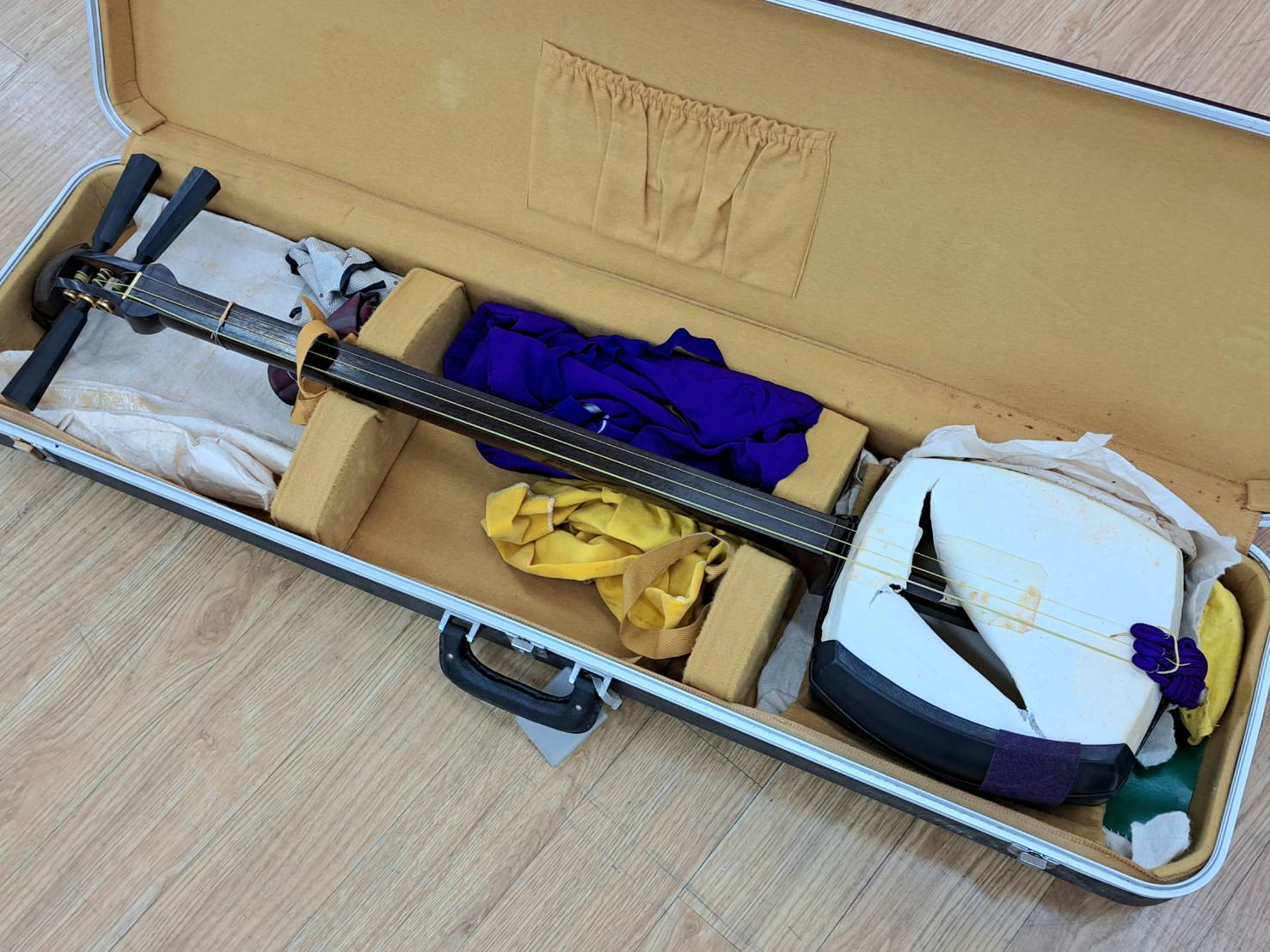 津軽三味線「子持ち綾杉彫、金細」 | 新栄堂