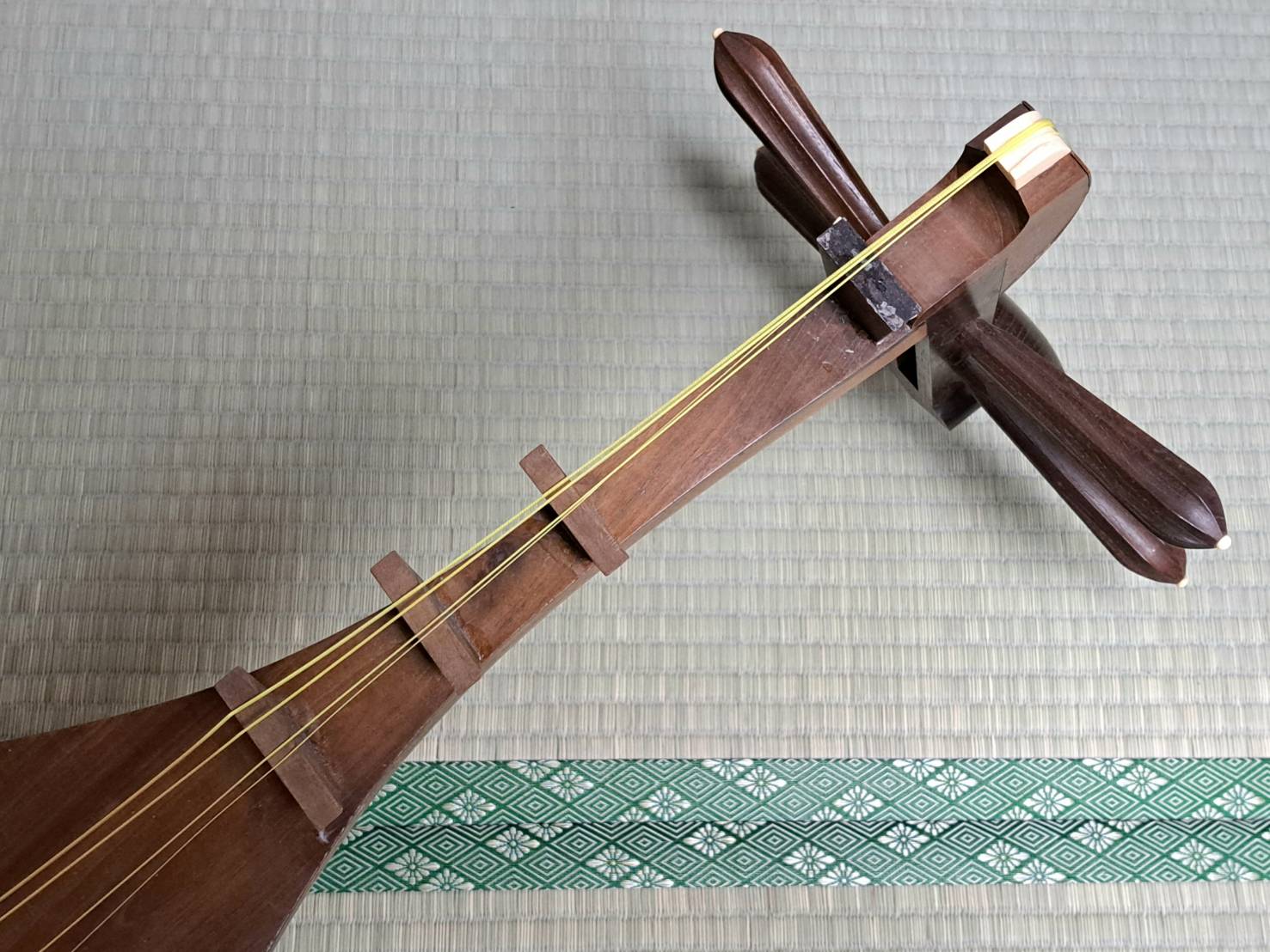 薩摩琵琶(四弦四柱) 撥、ケースつき | 新栄堂