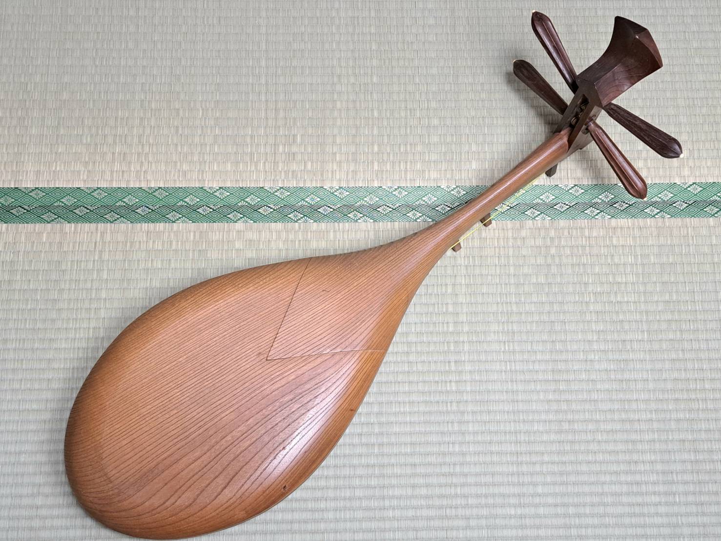 薩摩琵琶(四弦四柱) 撥、ケースつき | 新栄堂