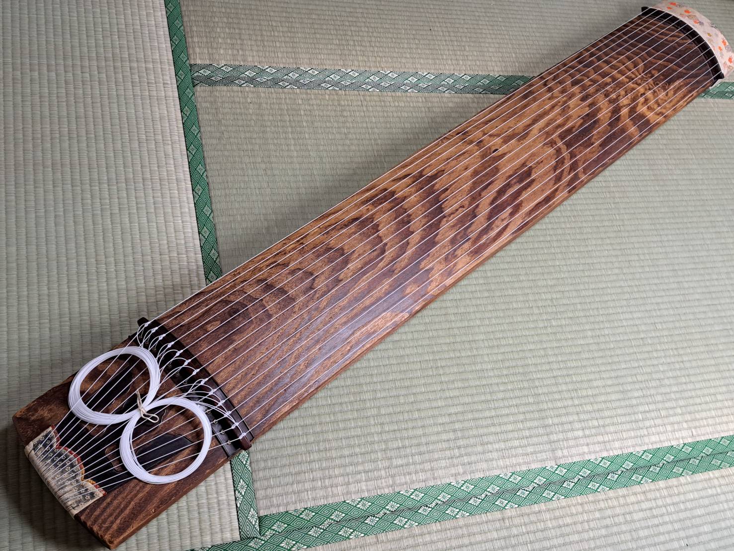 十三絃箏（くり甲、子持ち綾杉彫り、龍舌に蒔絵「在銘：秀甫」） | 新栄堂