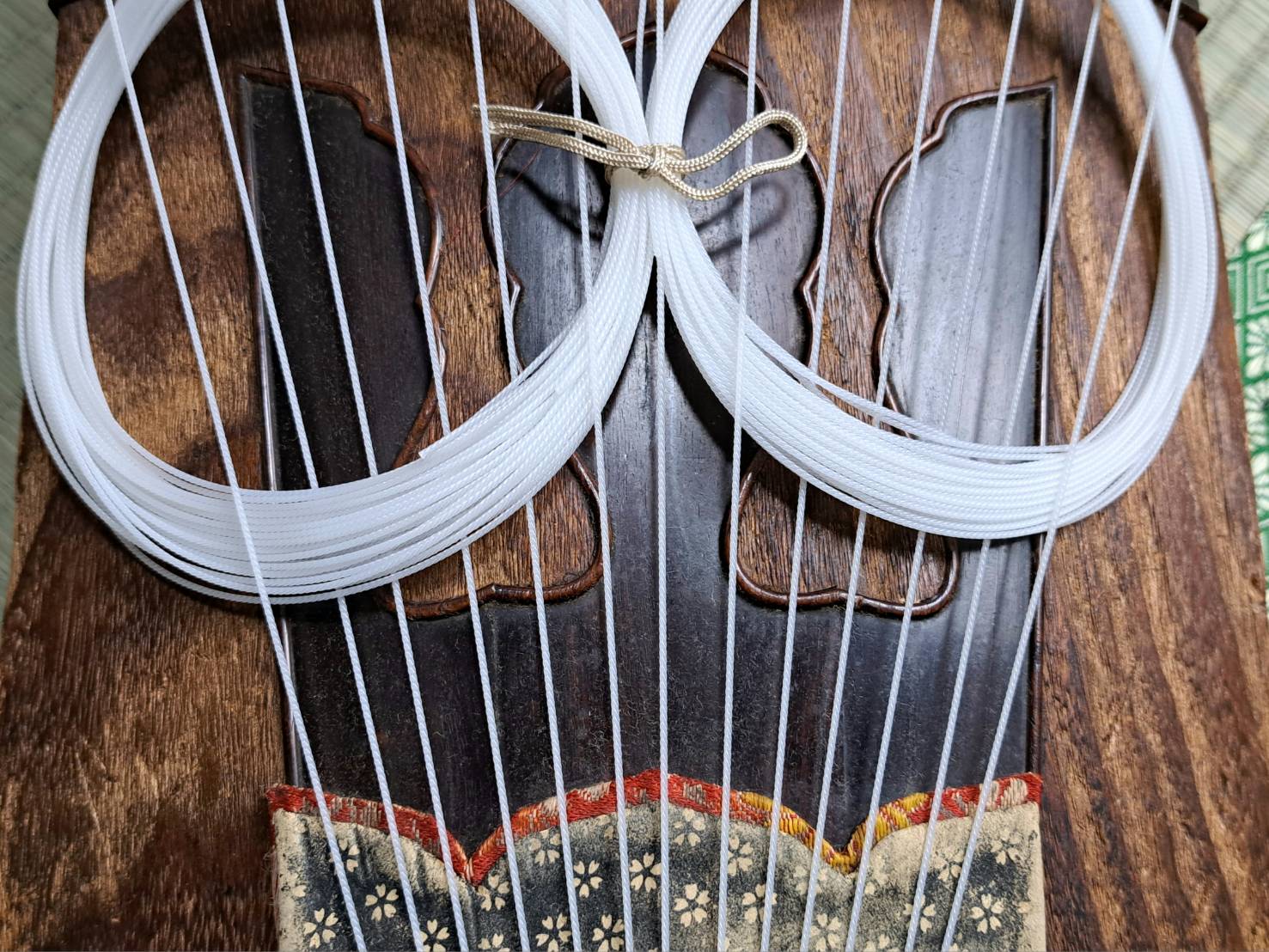 十三絃箏（くり甲、子持ち綾杉彫り、龍舌に蒔絵「在銘：秀甫」） | 新栄堂