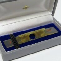 津軽三味線（太棹、子持ち綾杉胴、銀細、重量約1084g、撥・ケース付き