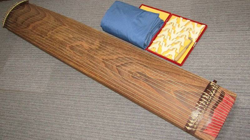 17弦 琴（並甲、すだれ彫り、琴柱付き） | 新栄堂