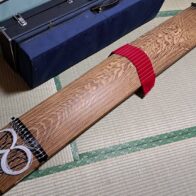 十三絃箏（くり甲、子持ち綾杉彫り、龍舌に蒔絵「在銘：秀甫」） | 新栄堂