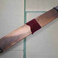 十三絃箏（くり甲、子持ち綾杉彫り、龍舌に蒔絵「在銘：秀甫」） | 新栄堂