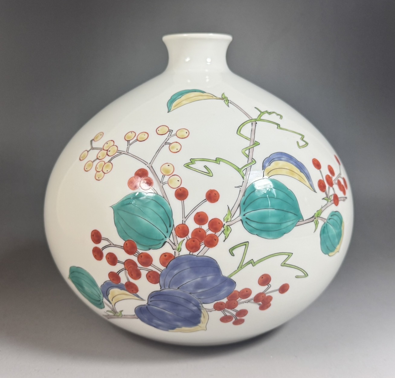 人間国宝 十四代 酒井田柿右衛門 濁手 菝葜文 瓶 有田焼 | 新栄堂