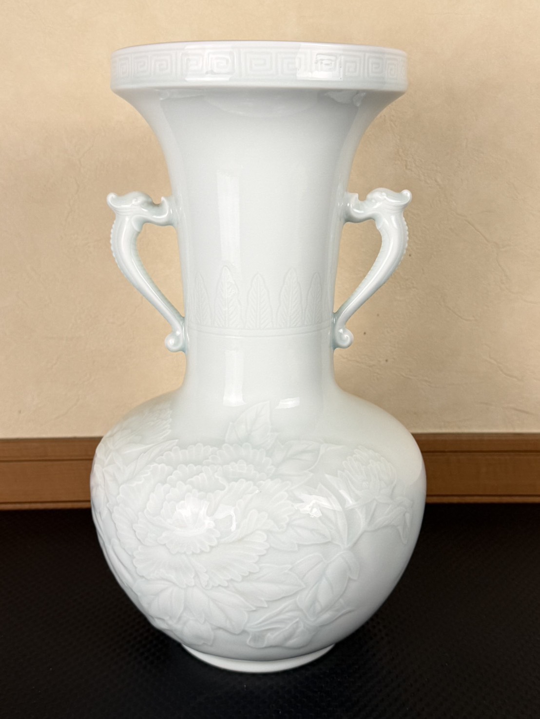 陶芸家 樋渡陶六 作 青白磁牡丹紋彫花瓶 | 新栄堂